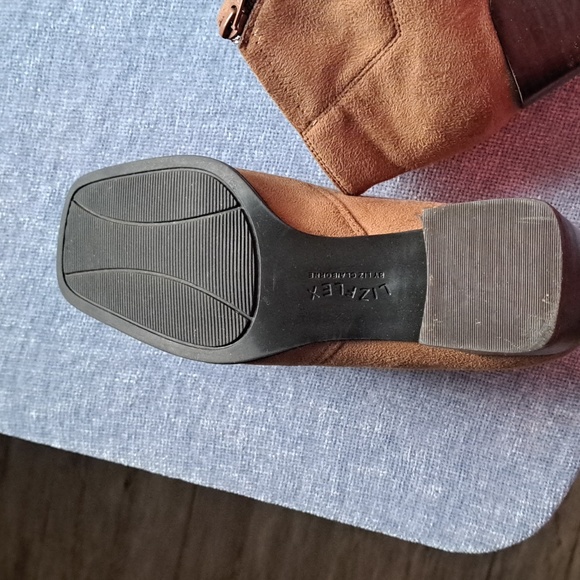 Liz Claiborne Suede Ankle Boot.  Camel Color. 8 1/2.  Like new - Picture 4 of 6